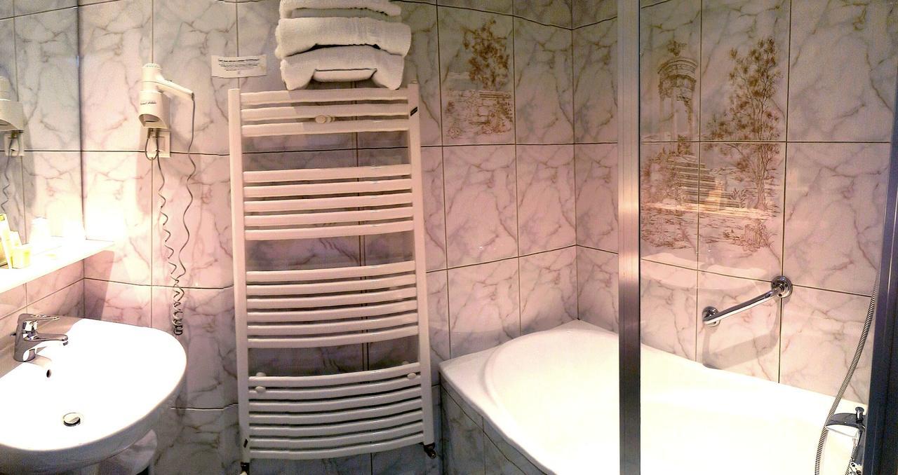 Logis Hotel & Restaurant Arcombelle ม็องตินี-เลอ-รัว ภายนอก รูปภาพ