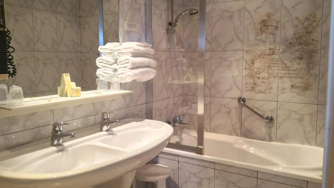 Logis Hotel & Restaurant Arcombelle ม็องตินี-เลอ-รัว ภายนอก รูปภาพ